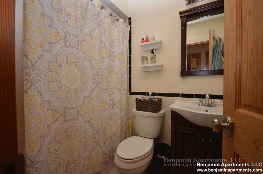 Building Photo - 137 Charles St