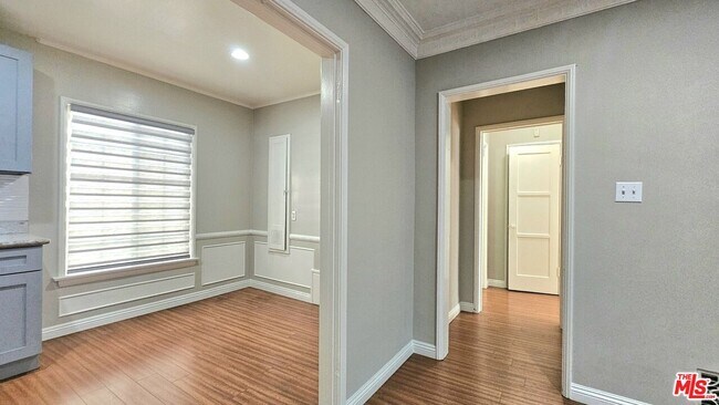 Building Photo - 1020 S Norton Ave