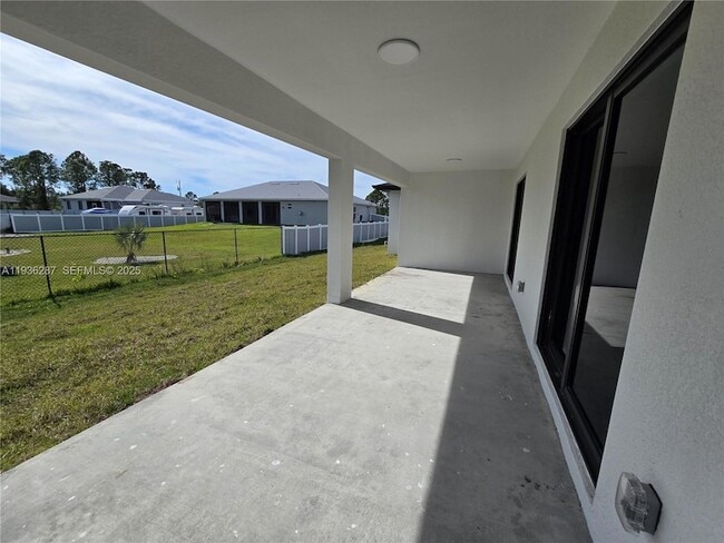 Building Photo - 1605 W 11th St