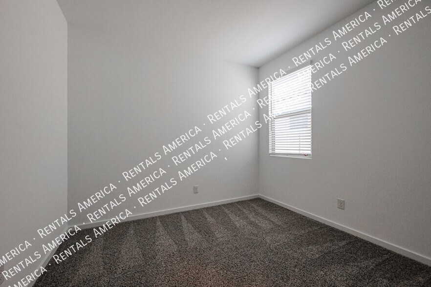 Building Photo - 40322 W Hillman Dr