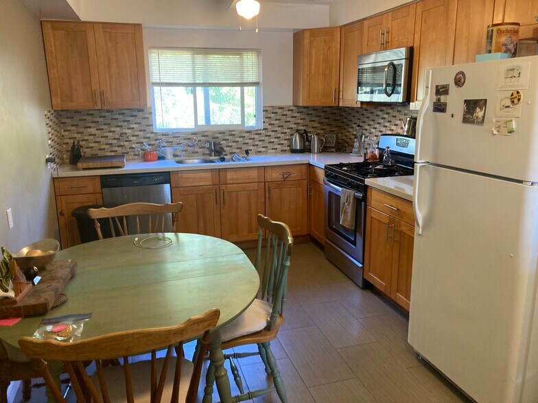 Building Photo - 2476 N Beachwood Dr