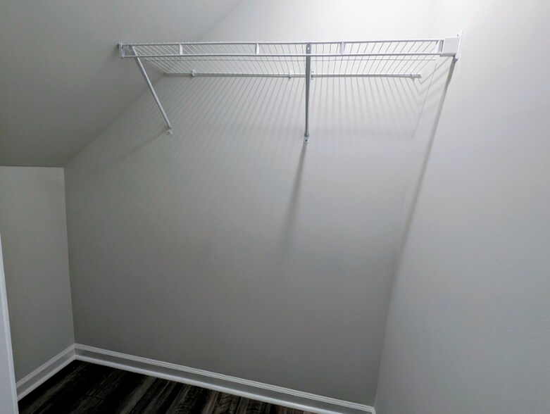 Building Photo - 684 Ben Ledi Ct