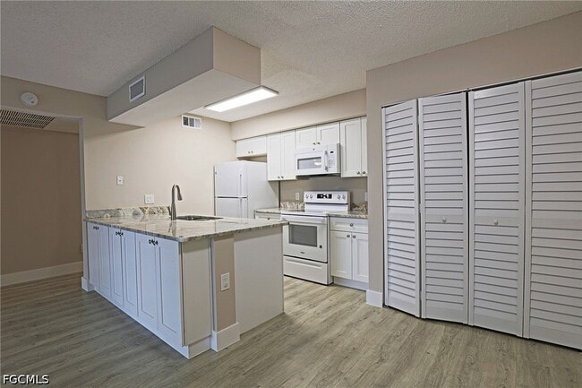 Building Photo - 5307 Summerlin Rd