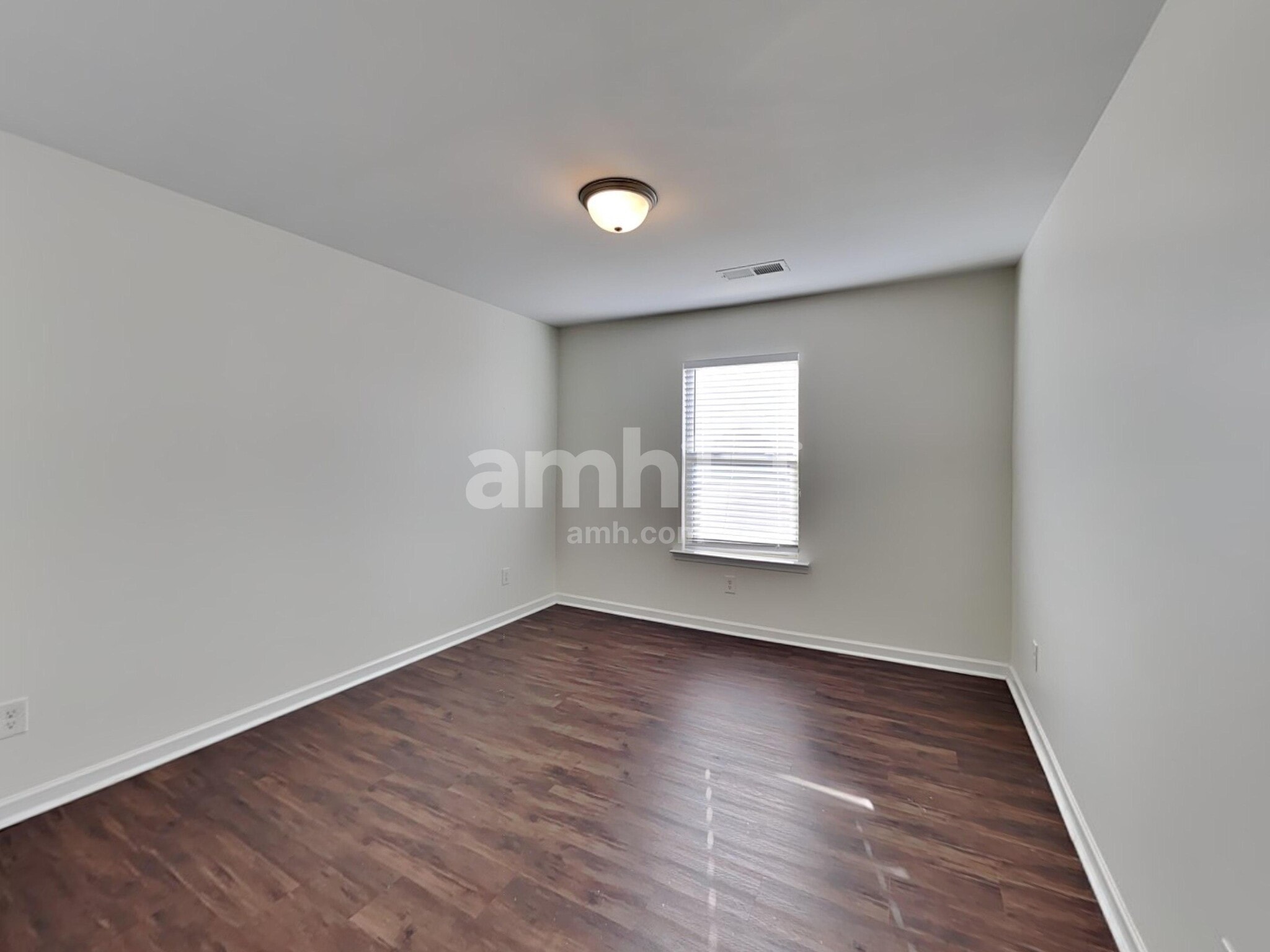 Building Photo - 1522 Balvaird Dr SE
