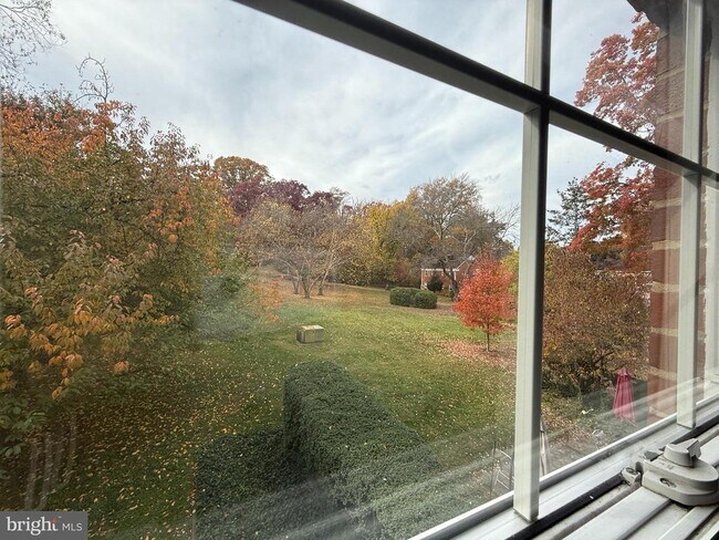 Building Photo - 3254 Valley Dr