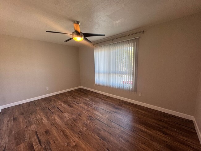 Building Photo - Spacious 2 Bed / 2 Bath Long Beach Condo Near Traffic Circle, CSULB & Belmont Heights