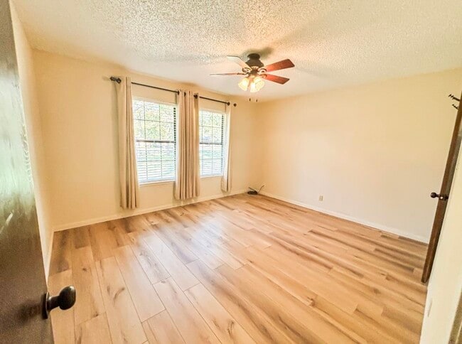 Building Photo - 105 Bluebird Cir