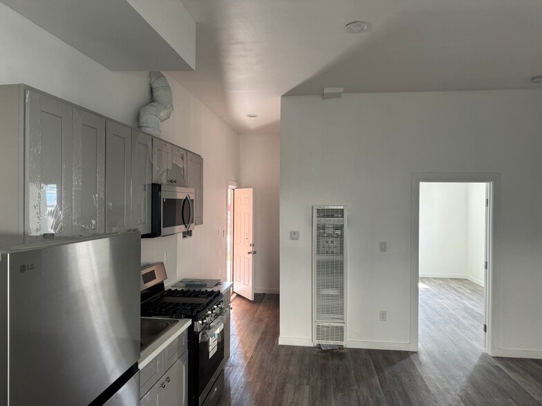 Building Photo - 307 E 81st St