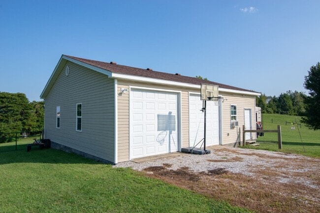 Building Photo - 650 Farmington Dr