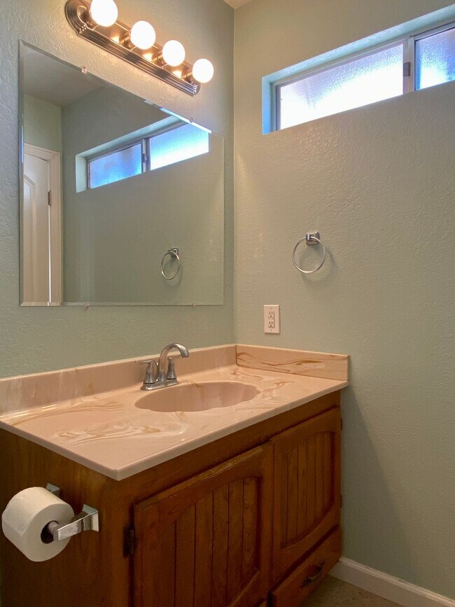 Building Photo - AVAILABLE NOW!!