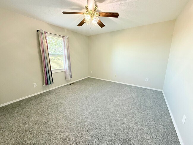 Building Photo - Stunning 5-Bedroom Home with Pool in Desir...