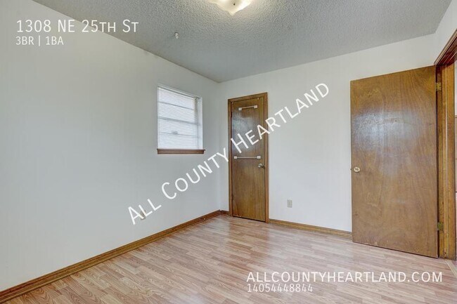 Building Photo - 1308 NE 25th St