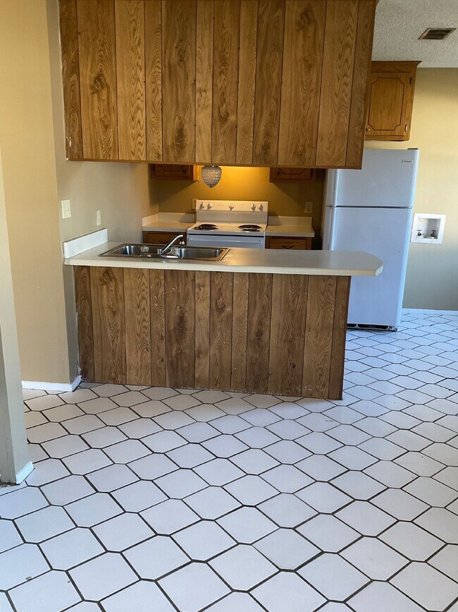 Building Photo - 695 Jill St