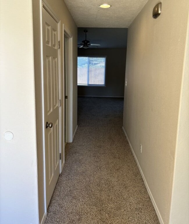 Building Photo - 3Bd/2Ba Single Story Home - Available to V...