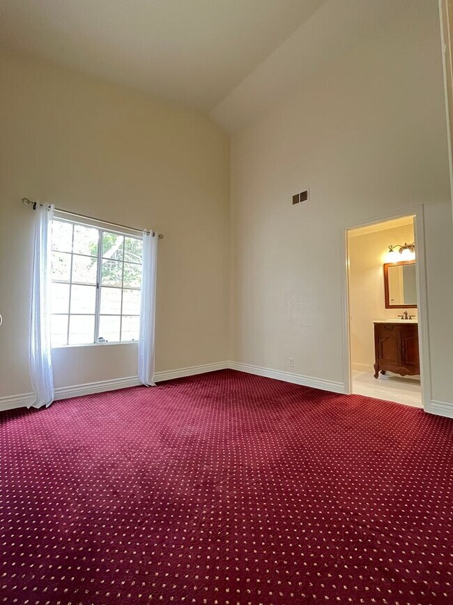 Building Photo - Large , Elegant Single Story House in Pres...