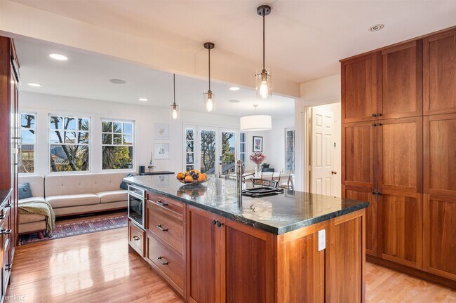 Building Photo - 5 br, 3.5 bath House - 903 Lakeside Avenue...