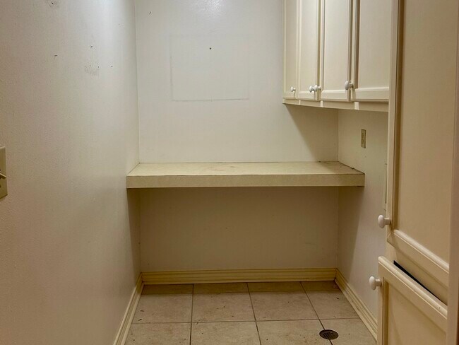 Building Photo - 5659 Lymbar Dr