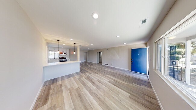 Building Photo - 4BD/2BA, Remodeled Kitchen! Newer Floors!