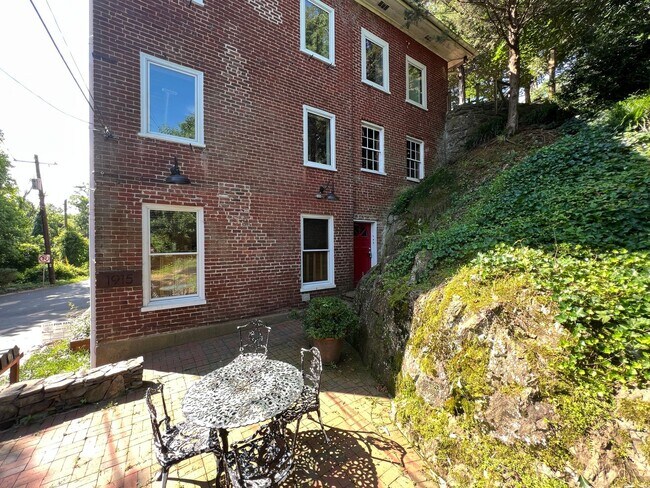 Building Photo - Historic Woolen Mills Mill House
