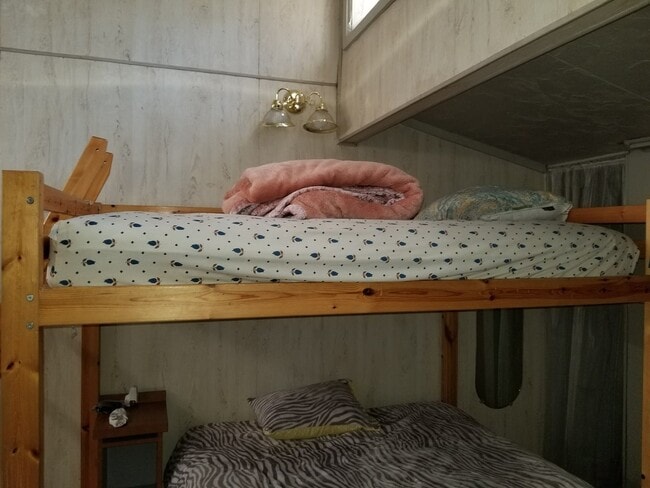 Building Photo - 2 Bedroom with 1.5 baths