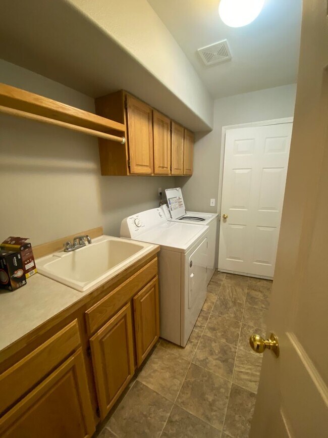Building Photo - Spacious 2 Bedroom + office! Large yard!  ...