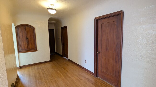 Building Photo - Beautiful 2 Bed 1.5 Bath Single Family Hom...