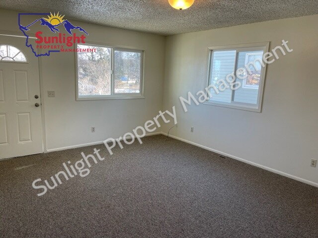 Building Photo - 2 Bed 1 Bath Duplex with Attached Garage