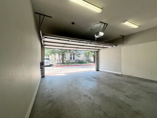 Building Photo - 2520 Bluebonnet Ln