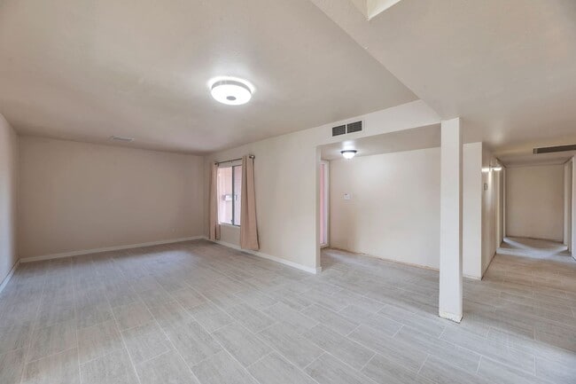 Building Photo - Spacious 6-Bedroom, 4-Bath Pool Home Near ASU Campus