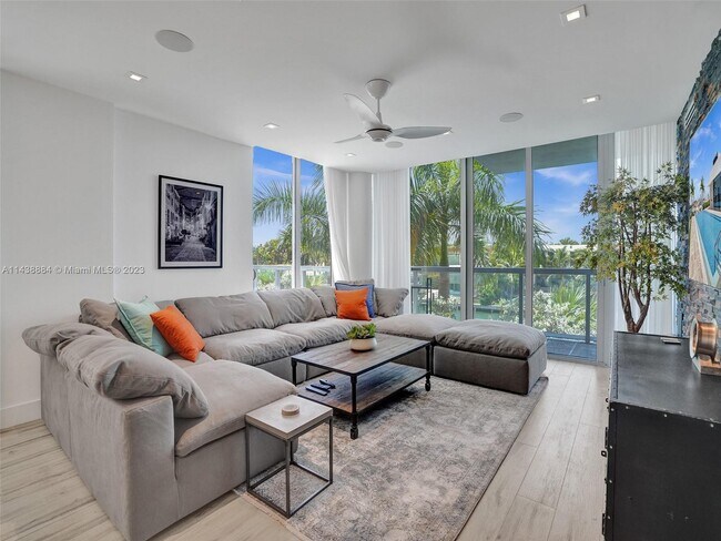 Building Photo - 9940 W Bay Harbor Dr