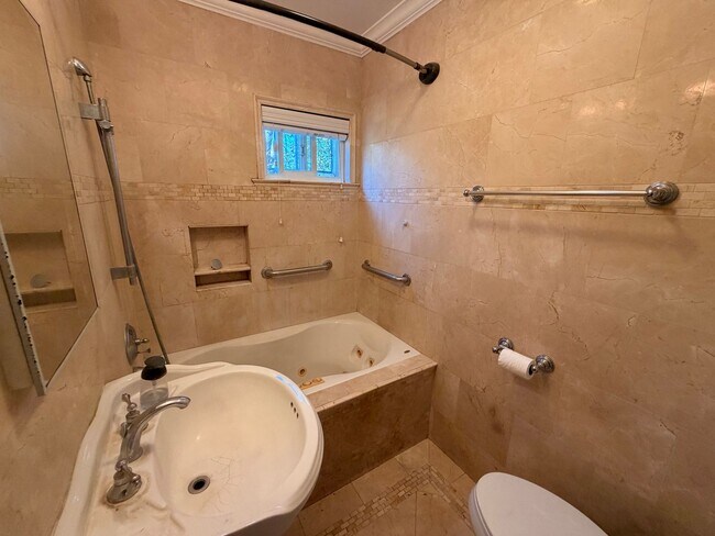 Building Photo - Charming 2 Bed Home with A/C, 2 Car Garage, Huge Yard & In-Unit Laundry