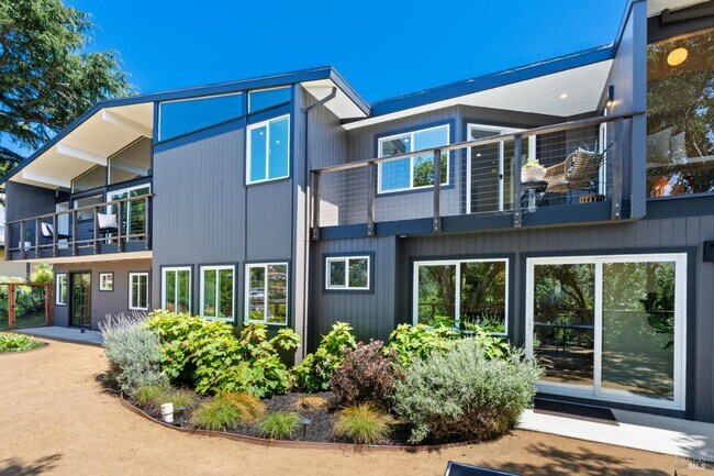 Building Photo - 453 Wellesley Ave