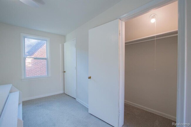 Building Photo - Beautifully renovated brick bungalow