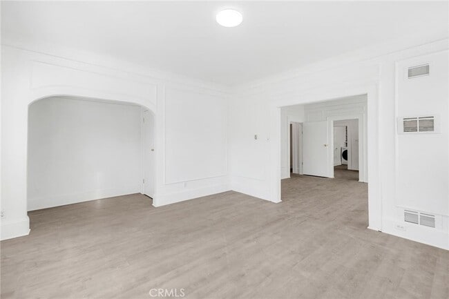 Building Photo - 550 N Kenmore Ave