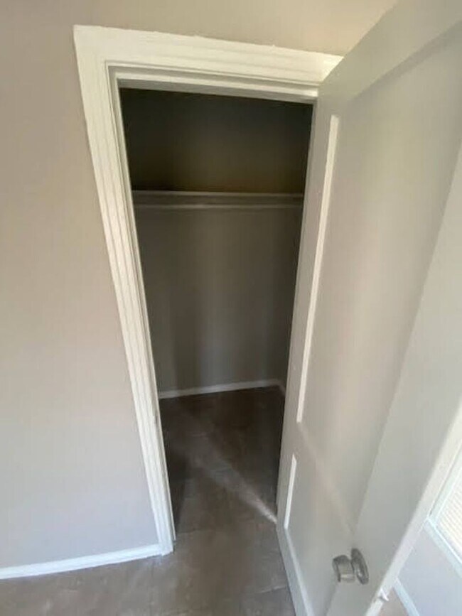 Building Photo - COME TOUR THIS NICE 2 BEDROOM 1 BATH DUPLE...