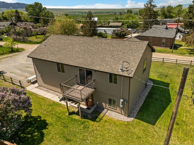 Building Photo - For Rent – Lower-Level Duplex in Sheridan