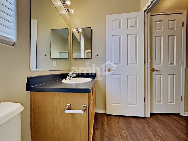 Building Photo - 6653 S Stratosphere Ln