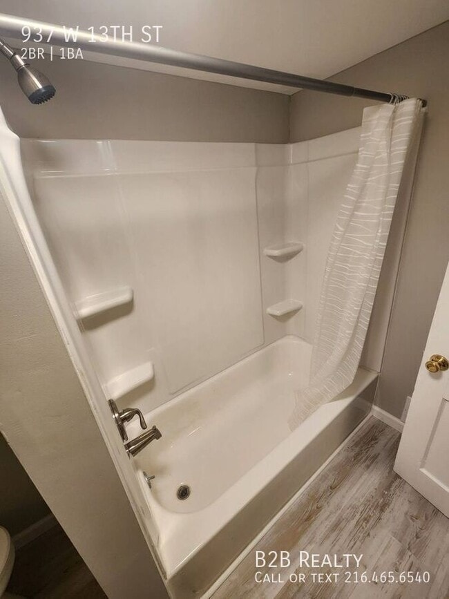 Building Photo - 937 W 13th St