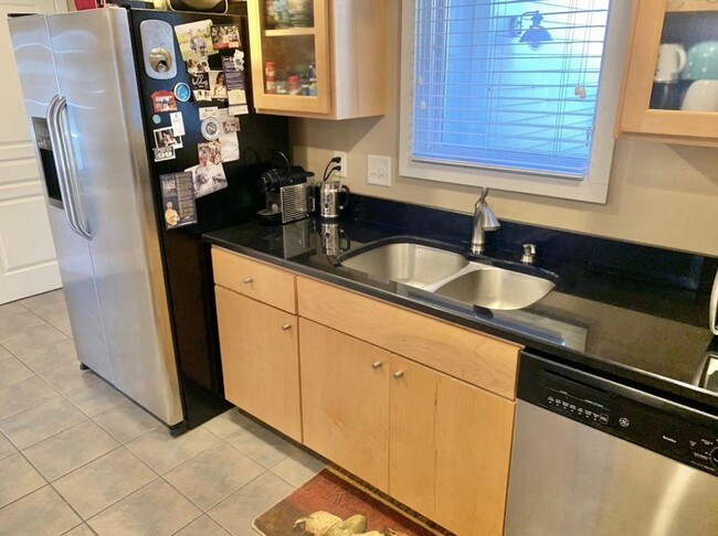 Building Photo - 2 BEDROOM 2.5 BATH TOWNHOME WITH DOWNTOWN ...