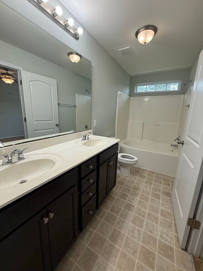 Building Photo - Beautiful 2 bedroom, 2.5 bath Town House