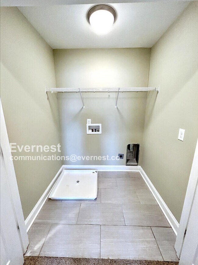Building Photo - Spacious 3-Bedroom Home with Modern Comfor...