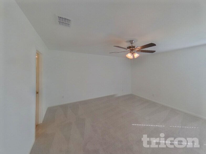 Building Photo - 1613 Parlier St