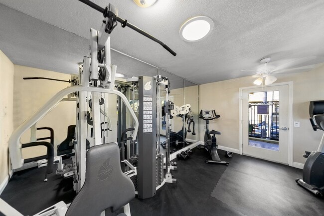 Building Photo - "Charming 2-Bed, 2-Bath in Heart of San Diego – 820 Sq Ft of Modern Living!"