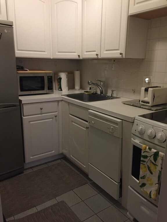 Building Photo - 144 Commonwealth Ave