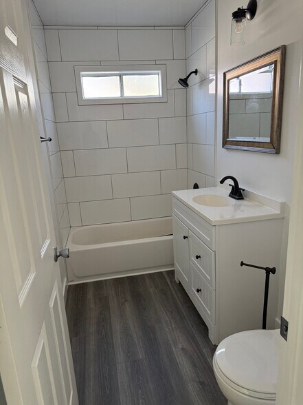 Building Photo - 2022 N Parish Pl