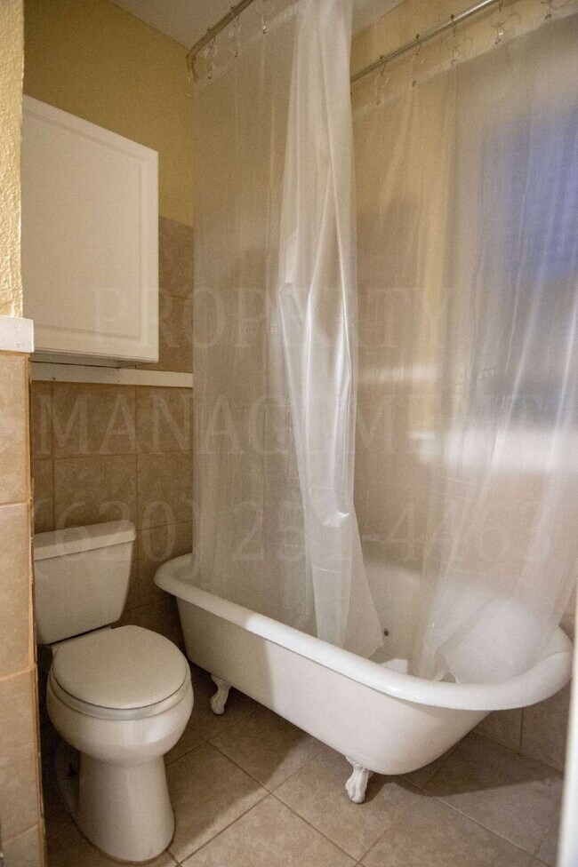 Building Photo - Cute Upstairs 2-Bed Apartment located down...