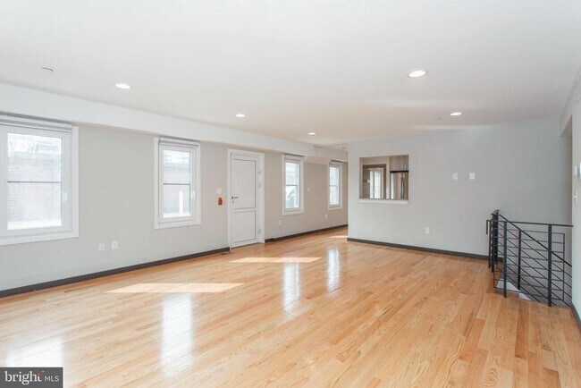 Building Photo - 2553 Montrose St