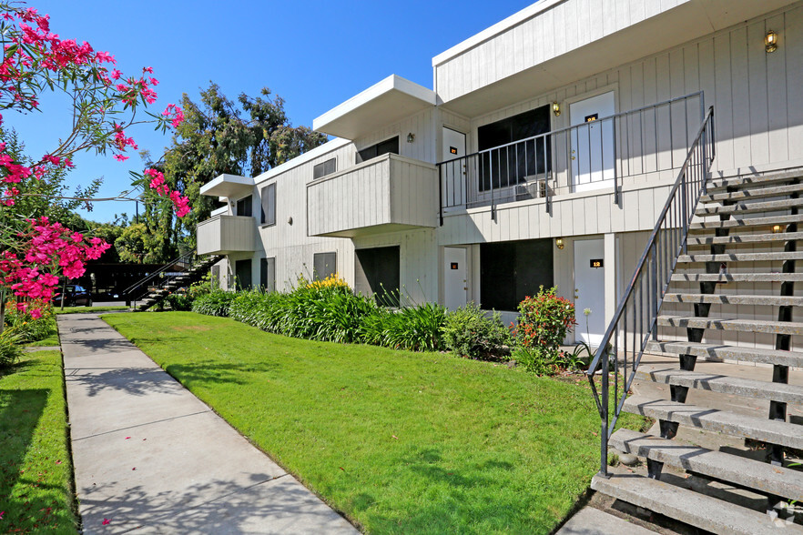 Primary Photo - Iron Horse Apartments