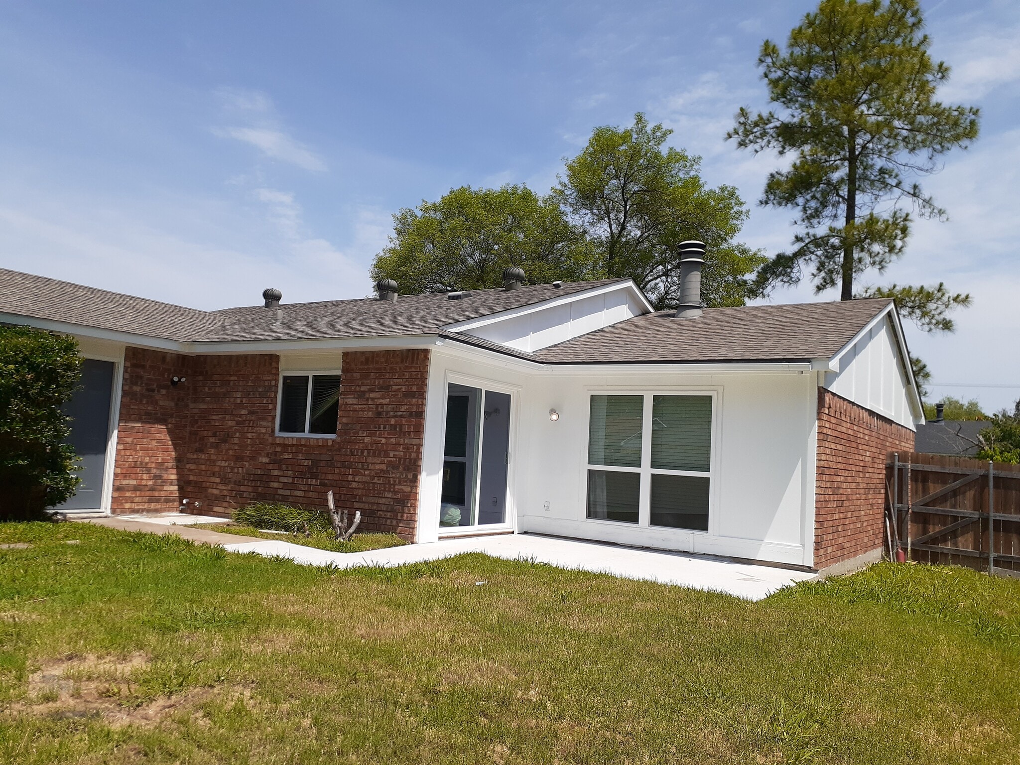 Building Photo - 9022 Millwood Dr