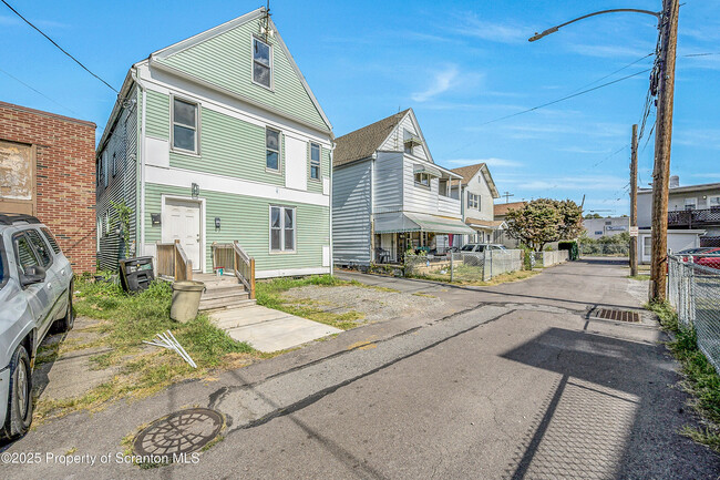 Building Photo - 7 Plum Pl